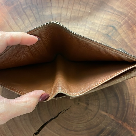 Louis Vuitton Men’s Bifold Wallet - Picture 7 of 14